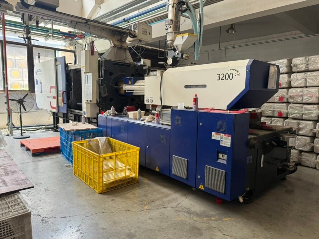 3200 kN high capacity plastic injection molding machine operating at Inhekids manufacturing workshop