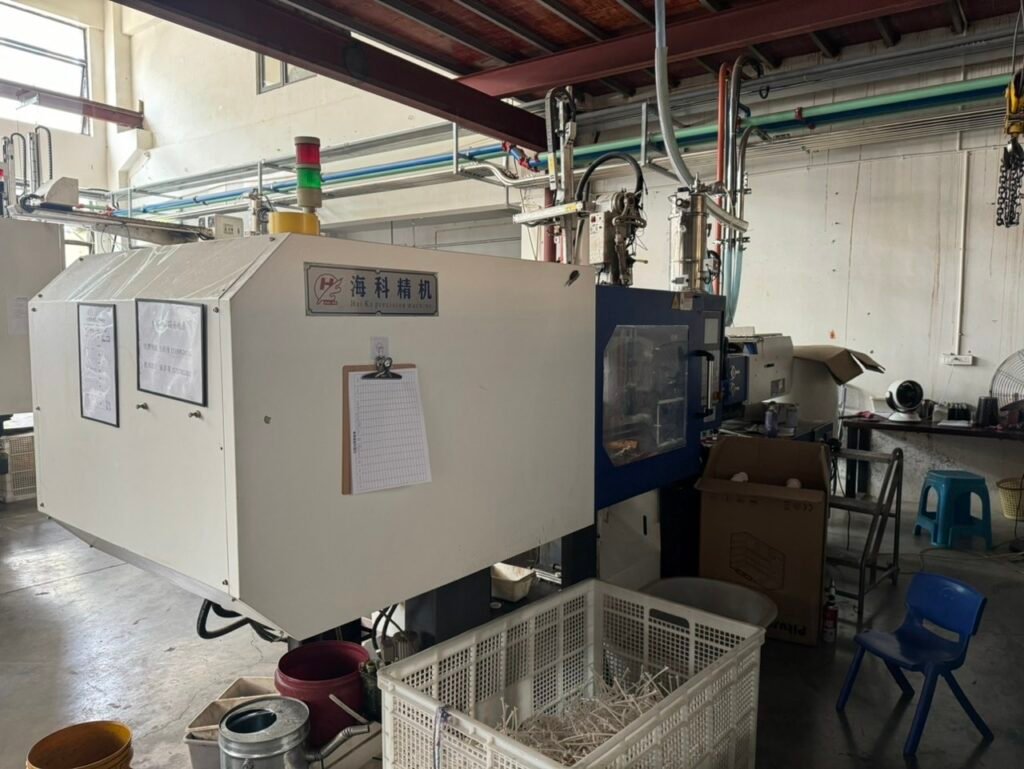 Hai Ke precision plastic injection molding machine operating at Inhekids component workshop